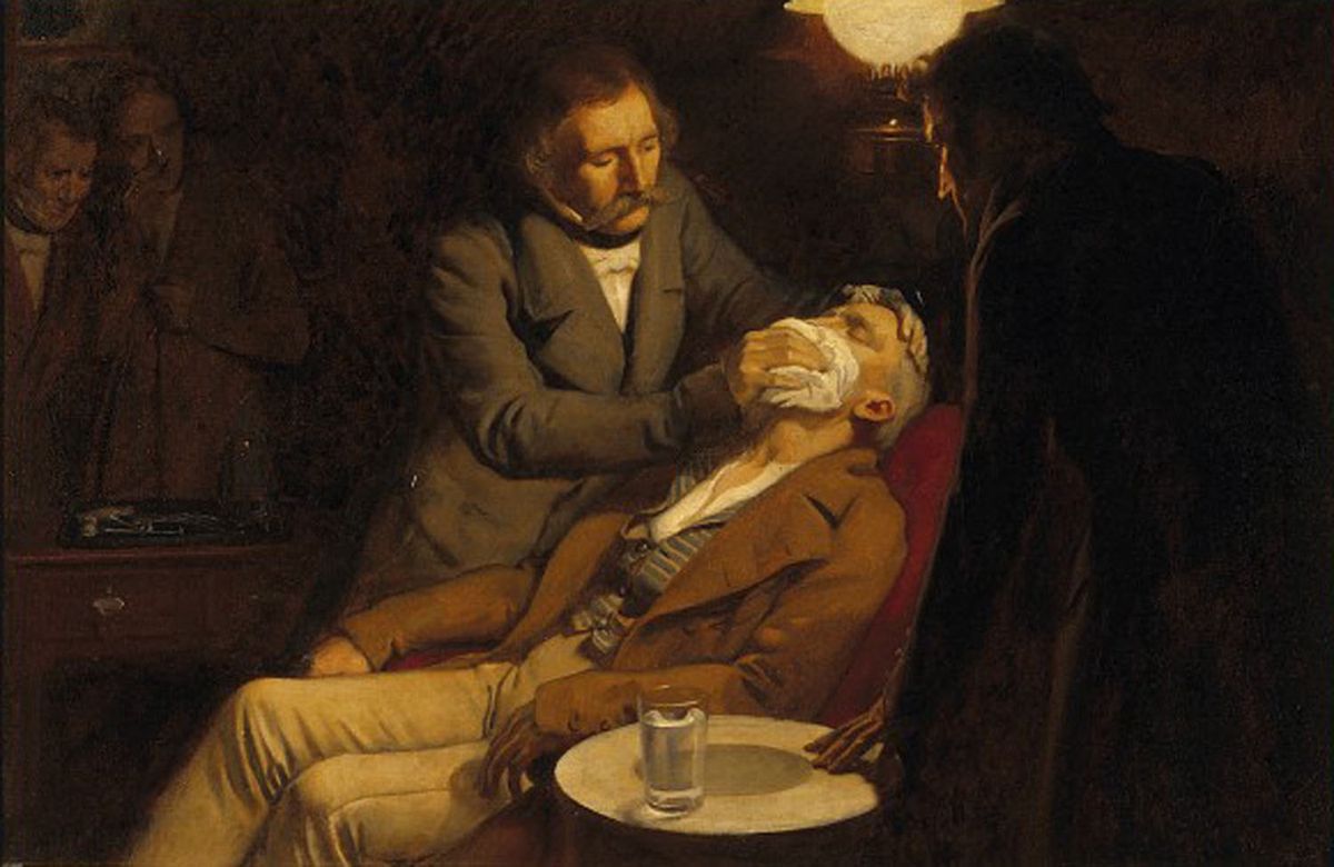 Znieczulenie chirurgiczne było pierwszy raz zastosowane przez dentystę, ale historia medycyny zna też inne, mniej chlubne przypadki. 