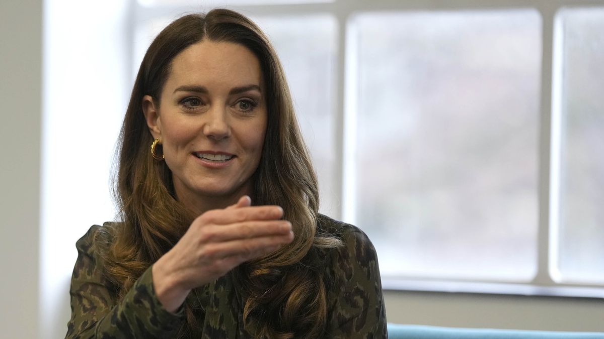 The Duchess Of Cambridge Visits ShoutLONDON, ENGLAND - JANUARY 26: Catherine, Duchess of Cambridge, is welcomed as she visits Shout to mark the mental health text service reaching over one million conversations with those in need, on January 26, 2022 in London, England. The Duchess met clinical supervisors, volunteers and fundraisers to thank them for their invaluable efforts to ensure that vital mental health support is available across the UK at any time of day or night. (Photo Alastair Grant - WPA Pool/Getty Images)WPA Pool