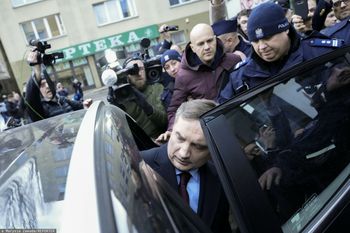 Doprowadzenie Zbigniewa Ziobry na komisję śledczą. Jest reakcja policji