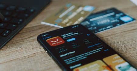 Nowa opłata uderzyła w zakupy z Chin. Temu i AliExpress tracą miliony użytkowników w Polsce