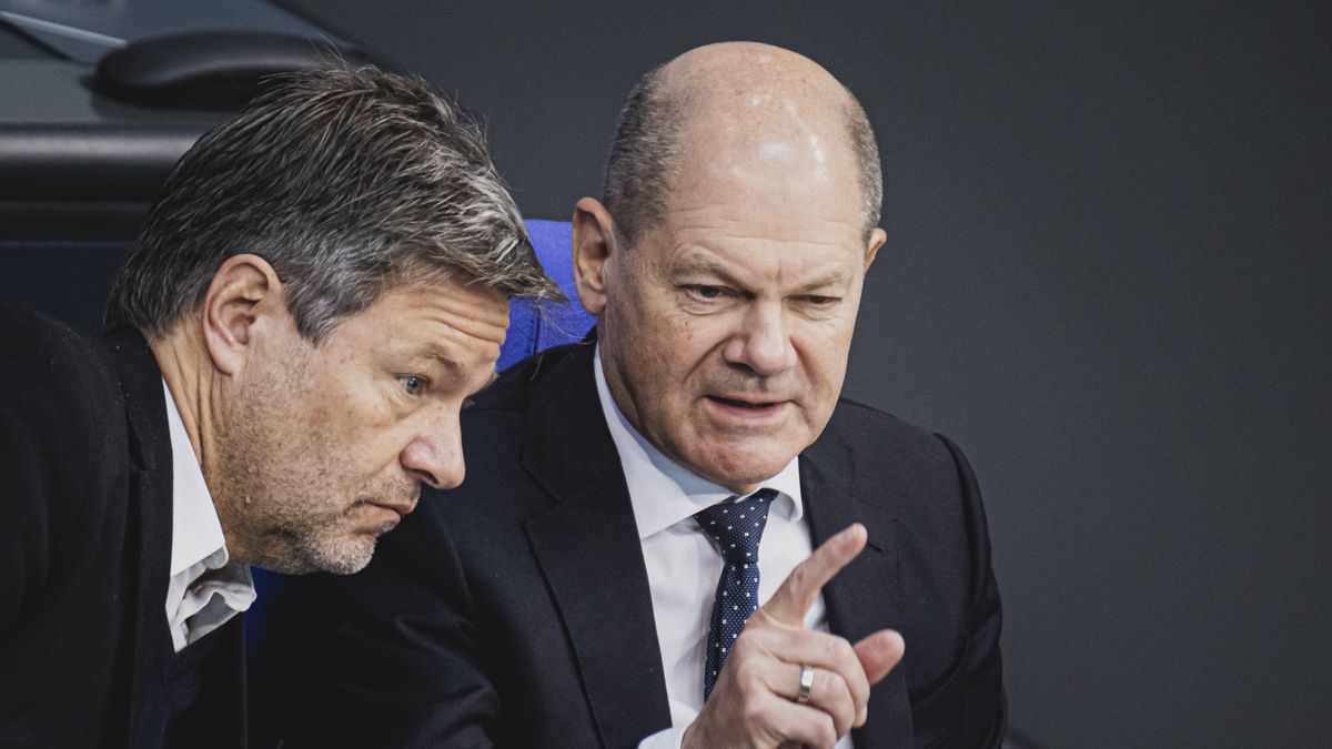 BERLIN, GERMANY - DECEMBER 14: (R-L) Federal Chancellor Olaf Scholz (SPD) and Robert Habeck, German Minister for Economy and Climate Protection and Vice Chancellor, are pictured during the meeting of the German Bundestag on December 14, 2022 in Berlin, Germany. (Photo by Florian Gaertner/Photothek via Getty Images)