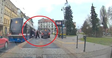 Nagranie od razu trafiło na policję. Kierowcy grozi 30 tys. zł kary