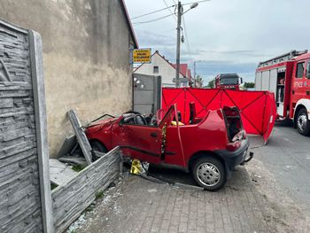 Strażacy rozcięli samochód. Kierowca uwięziony w aucie w Starym Sielcu w powiecie rawickim trafił do szpitala