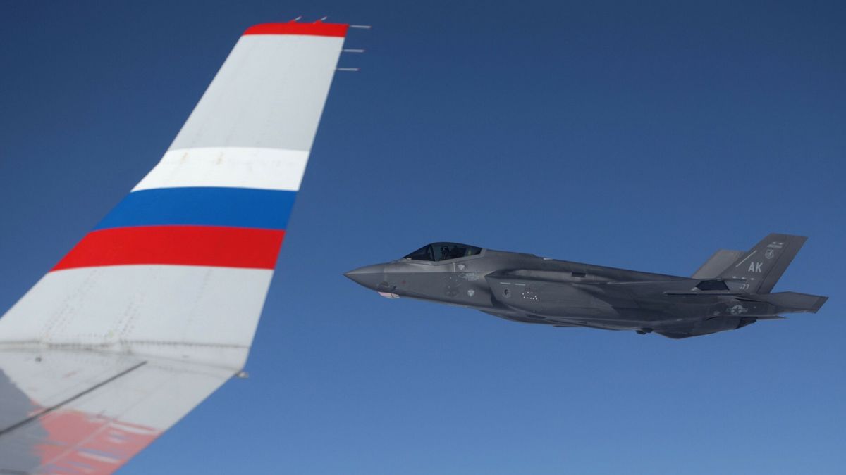 Spotkanie Trump - Putin na AlasceIn this pool photograph distributed by the Russian state agency Sputnik, A US F-22 fighter jet escorts a plane with Russian President Vladimir Putin on board following a US-Russia summit in Anchorage, Alaska, on August 15, 2025. (Photo by Gavriil GRIGOROV / POOL / AFP)GAVRIIL GRIGOROV