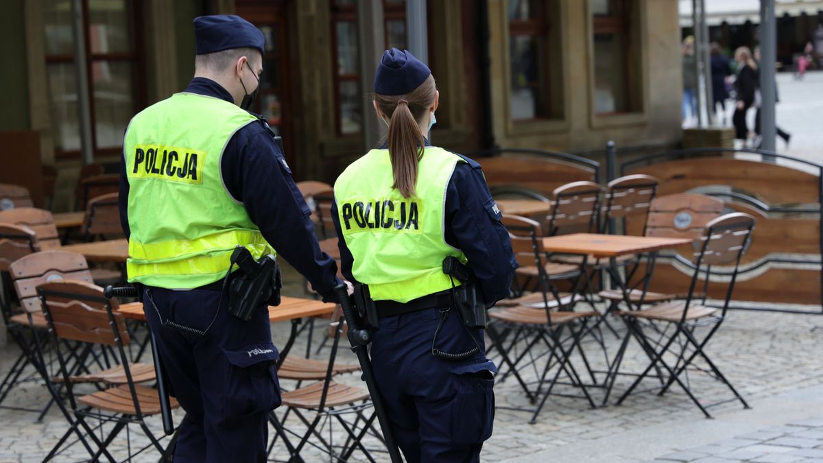Czy policjant może kazać odblokować telefon? Wyjaśniamy.