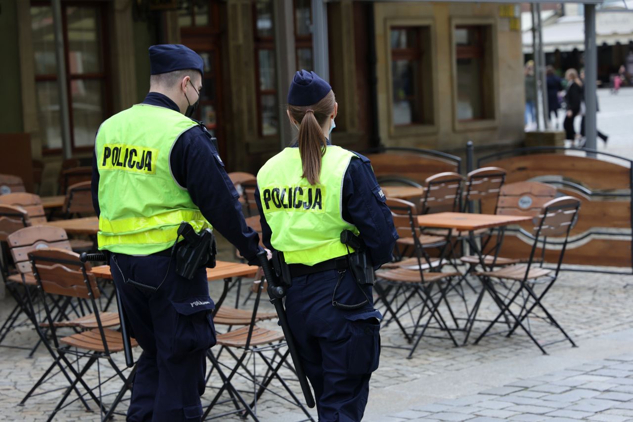 Policjant każe odblokować telefon. Czy możesz odmówić?