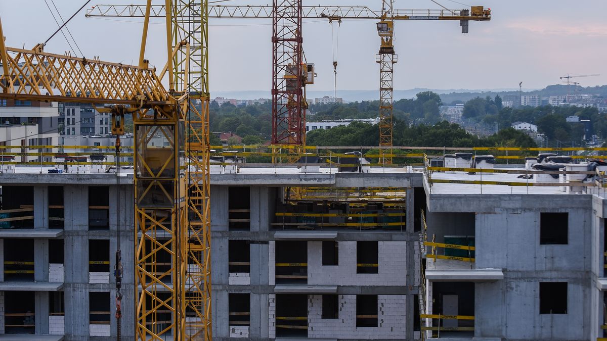 KRAKOW, POLAND - 2019/08/27: A close view of a new construction site where new residential buildings will be available for sale in a near future. 
During the first half of 2019, the CEE real estate market saw total transactions exceeding 5.47 billion euros. Poland real estate investment accounted for nearly 50% and the investments increased by 78 per cent compared to 2018. (Photo by Omar Marques/SOPA Images/LightRocket via Getty Images)