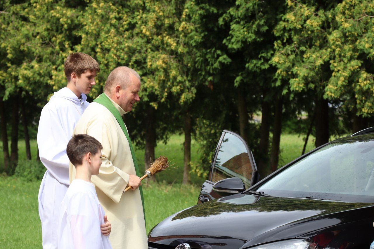 W parafii św. Antoniego Padewskiego w Lesznie święcono dziś, tj. 27 lipca samochody