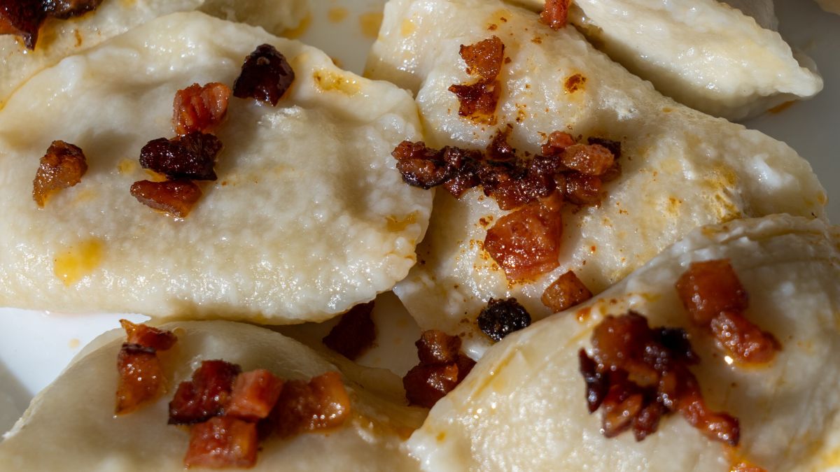 Pierogi po warszawsku podaj z chrupiącym boczkiem 
