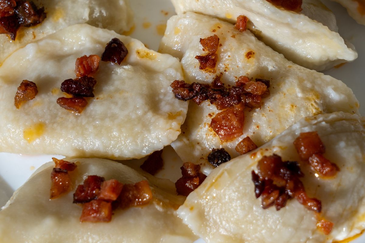 Pierogi po warszawsku podaj z chrupiącym boczkiem 