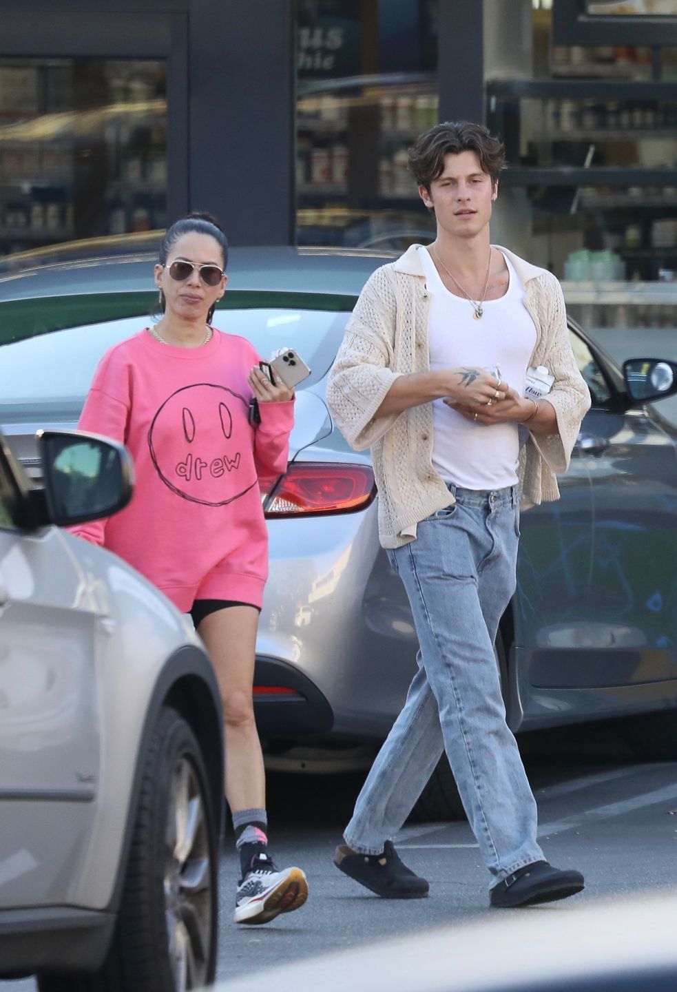 Shawn Mendes ma romans z 50-LETNIĄ kobietą?!