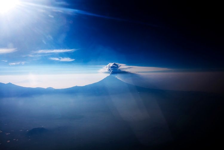Meksykański wulkan, pieszczotliwie zwany Popo, widziany z okna samolotu. © Paweł Łączny