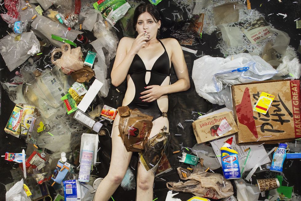 7 dni konsumpcji. Niezwykłe zdjęcia pokazują, ile śmieci produkujemy każdego tygodnia