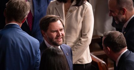 Administracja Trumpa blokuje fundusze zdrowotne dla Minnesoty. Vance grozi kolejnym stanom
