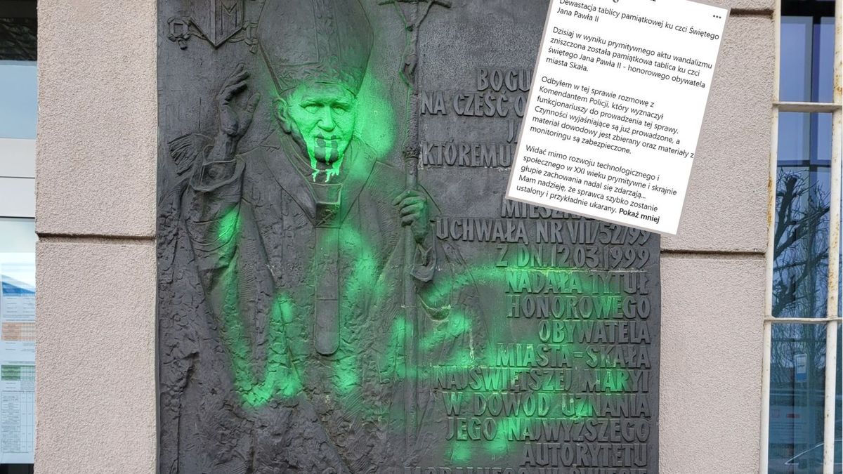 tablica upamiętniająca Karola Wojtyłę oblana farbą w Skale