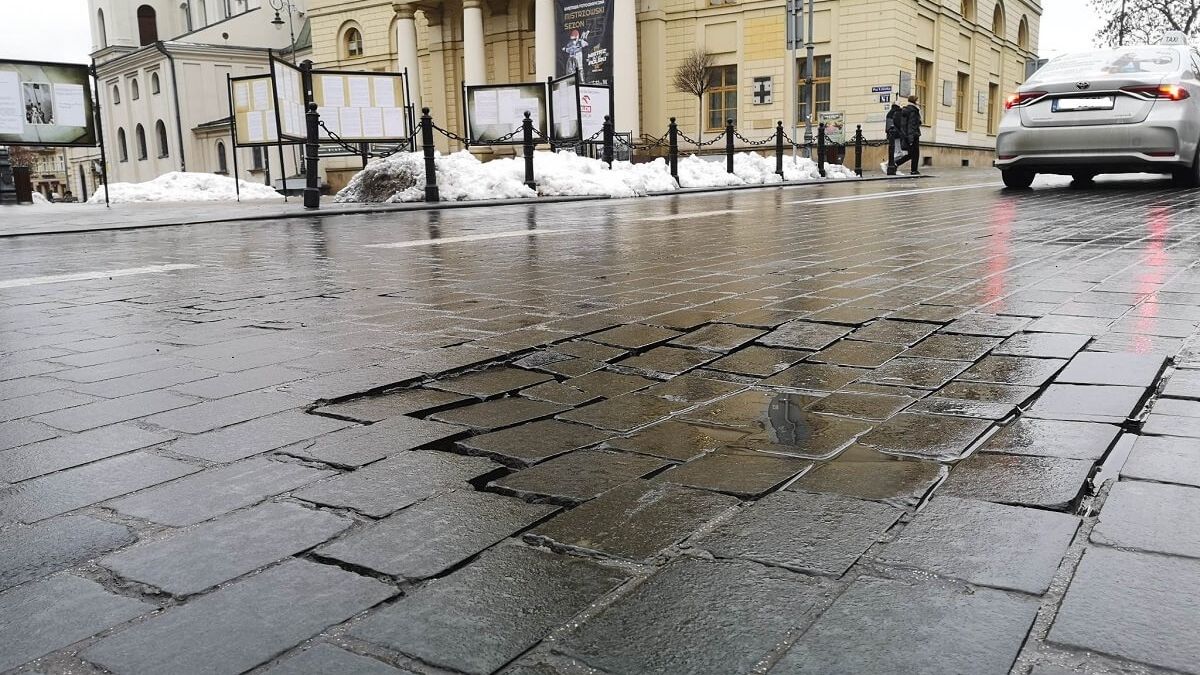 Zapadnięty fragment jezdni na ul. Królewskiej w Lublinie