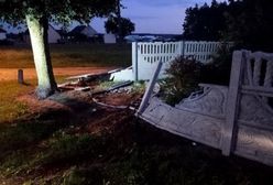Zabrał samochód starszemu bratu. Wjechał w betonowe ogrodzenie
