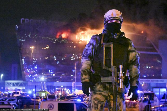 Strzelanina w hali koncertowej w Krasnogorsku
A Russian Rosguardia (National Guard) servicemen secures an area as a massive blaze seen over the Crocus City Hall on the western edge of Moscow, Russia, Friday, March 22, 2024. Several gunmen have burst into a big concert hall in Moscow and fired automatic weapons at the crowd, injuring an unspecified number of people and setting a massive blaze in an apparent terror attack days after President Vladimir Putin cemented his grip on the country in a highly orchestrated electoral landslide. (AP Photo/Dmitry Serebryakov)
Dmitry Serebryakov