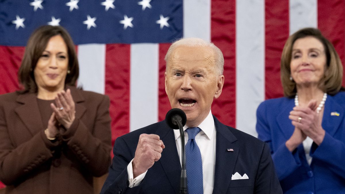 W 2023 r. Stany Zjednoczone przeznaczą na zbrojenia prawie 860 mld dol. Na zdj. prezydent USA Joe Biden oraz wiceprezydent Kamala Harris (z lewej) i spiker Izby Reprezentantów Nancy Pelosi (z prawej)