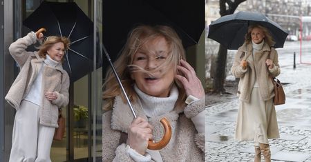 Grażyna Torbicka ZAKLINOWAŁA się w obrotowych drzwiach pod "DD TVN", a potem walczyła z podmuchami wiatru (ZDJĘCIA)