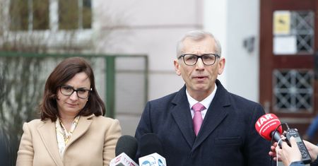 Politycy PO donoszą na sędzię. "Podaje się za członka KRS"
