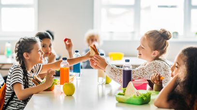 Koszty obiadów w szkołach w stolicy martwią. Ile jest wart ciepły posiłek?