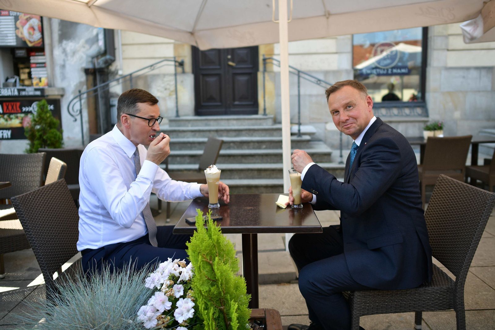 Andrzej Duda i Mateusz Morawiecki na lodach