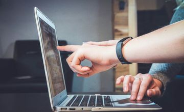 Tanie strony internetowe tworzone przez AI – hit czy kit?