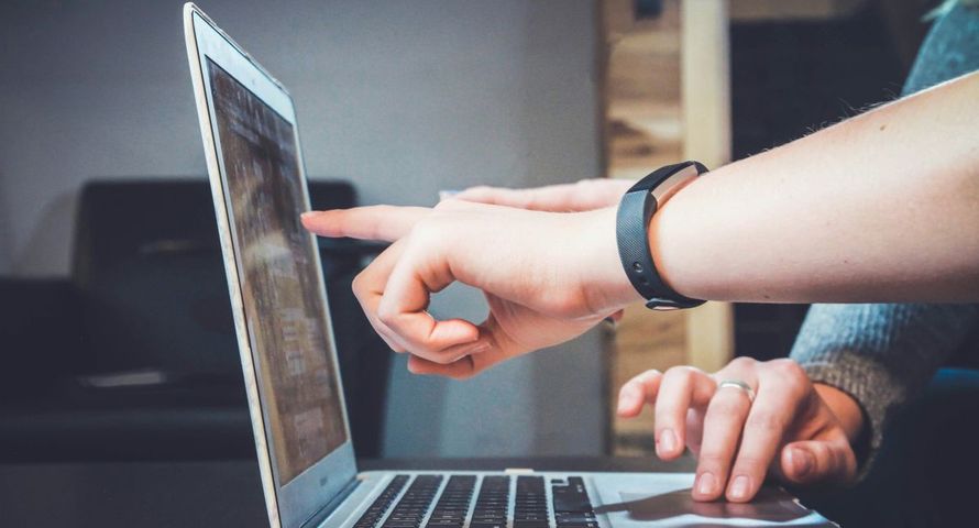 Tanie strony internetowe tworzone przez AI – hit czy kit?