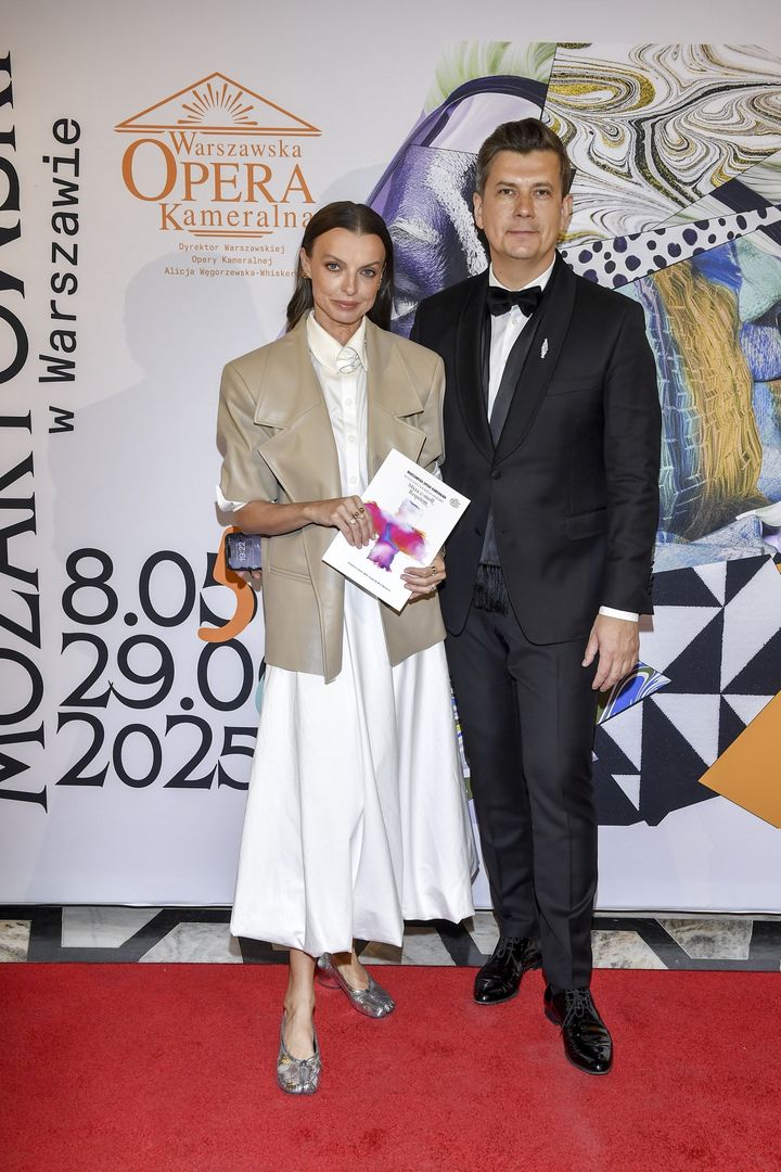 Katarzyna Sokołowska w srebrnych balerinach typu Tabi