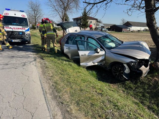 Zderzenie hondy z volvo.  Jedno z aut zjechało do rowu i uderzyło jeszcze w drzewo (zdjęcia)
