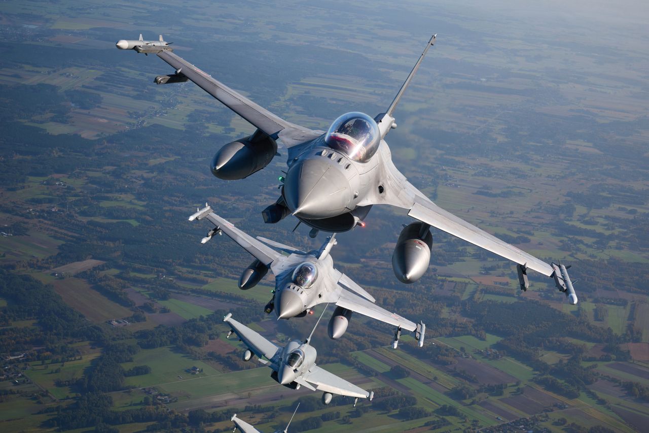 Polskie F-16 i F-22 Raptory w akcji