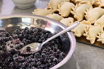 Pani z garmażerki zdradziła swój trik. Pierogi z jagodami nie rozkleją się w czasie gotowania