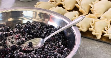 Pani z garmażerki zdradziła swój trik. Pierogi z jagodami nie rozkleją się w czasie gotowania