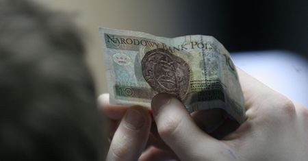 Banknot 10 zł sprzedany za kilka tysięcy? To możliwe. Trzeba sprawdzić numery seryjne