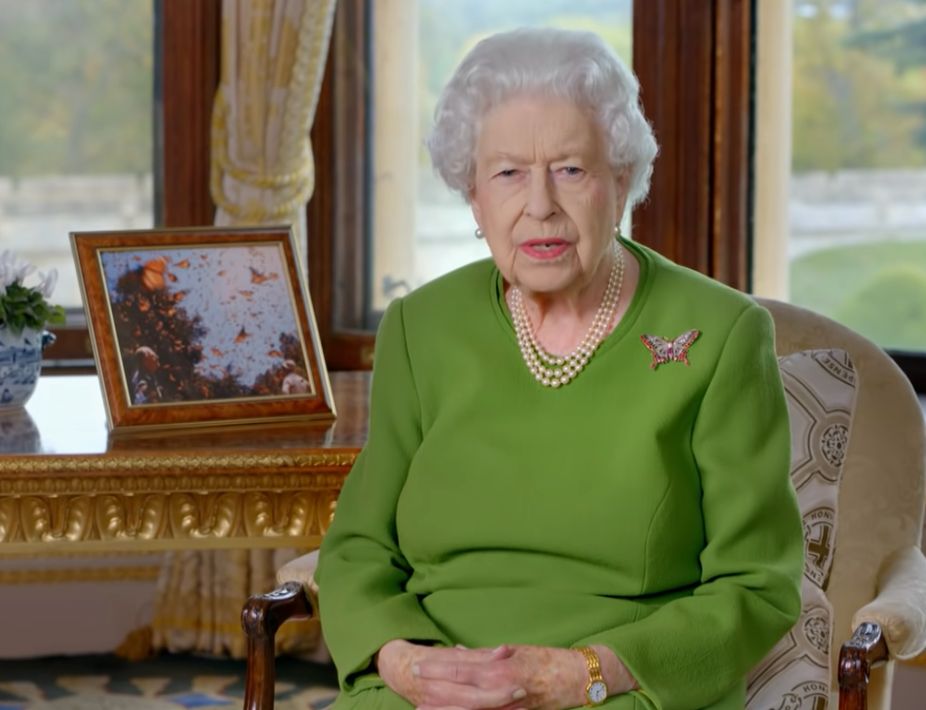 Królowa Elżbieta II po śmierci księcia Filipa założyła charakterystyczną broszkę z motylem