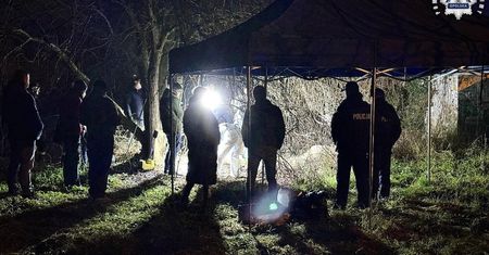 Makabryczne odkrycie. Zwłoki ukryte pod warstwą ziemi.