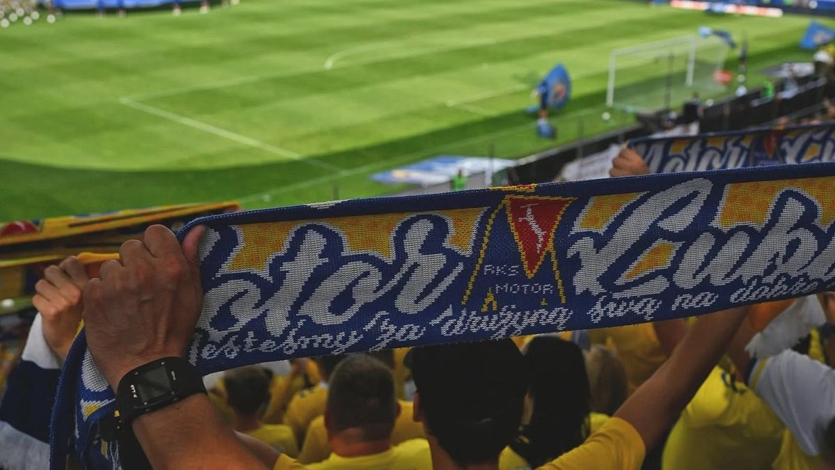 Kibic z szalikiem Motoru Lublin na stadionie