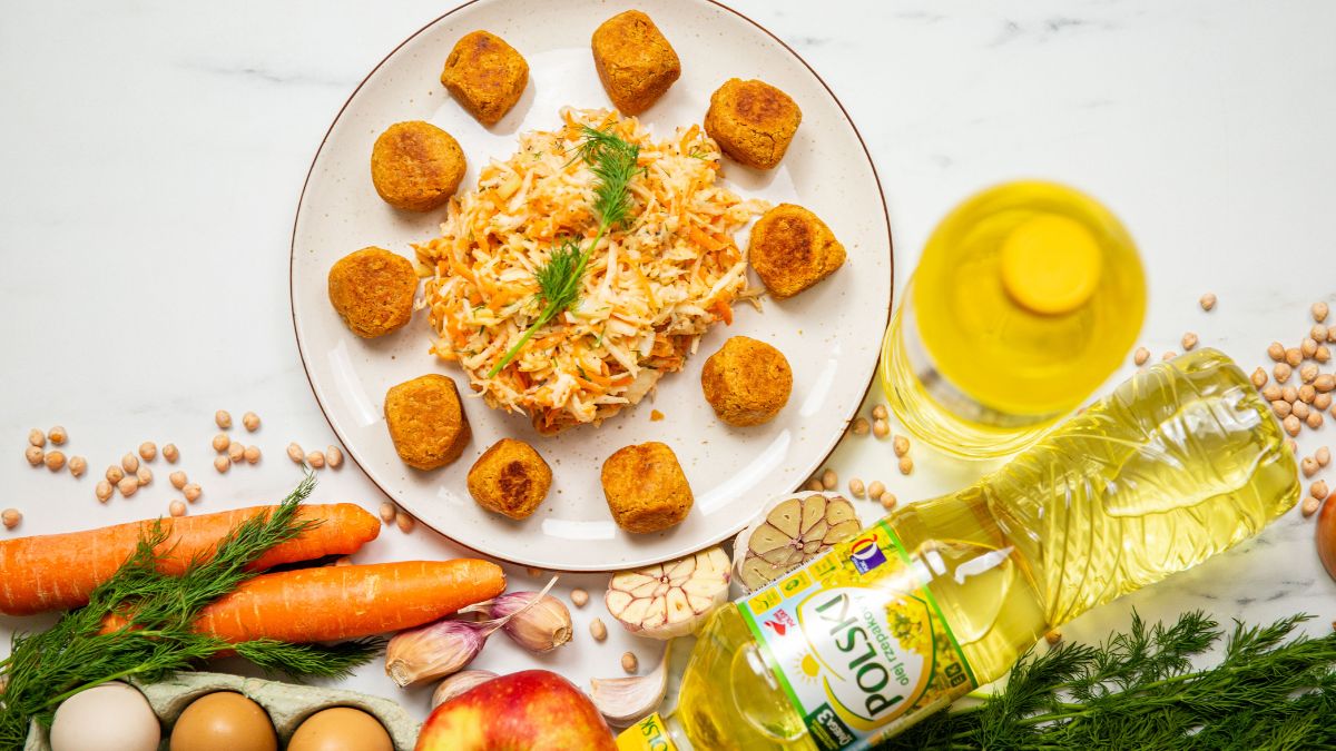 Klopsiki w połączeniu z surówką to prawdziwa poezja smaków