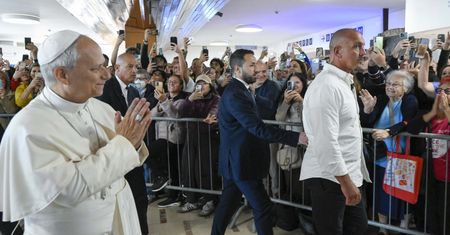 Papież przyjechał do szpitala na operację. Tak przywitali go wierni