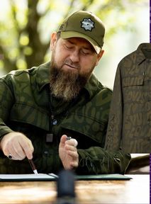 Kadyrow gotów do boju. Grozi w kurtce Louis Vuitton za 13 tys. zł