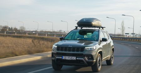 Ile więcej paliwa spali samochód z boxem dachowym? Ograniczając prędkość można sporo zaoszczędzić