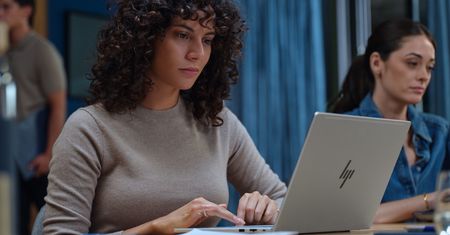 Laptop typowo do pracy z AI. HP EliteBook 6 G2q imponuje specyfikacją