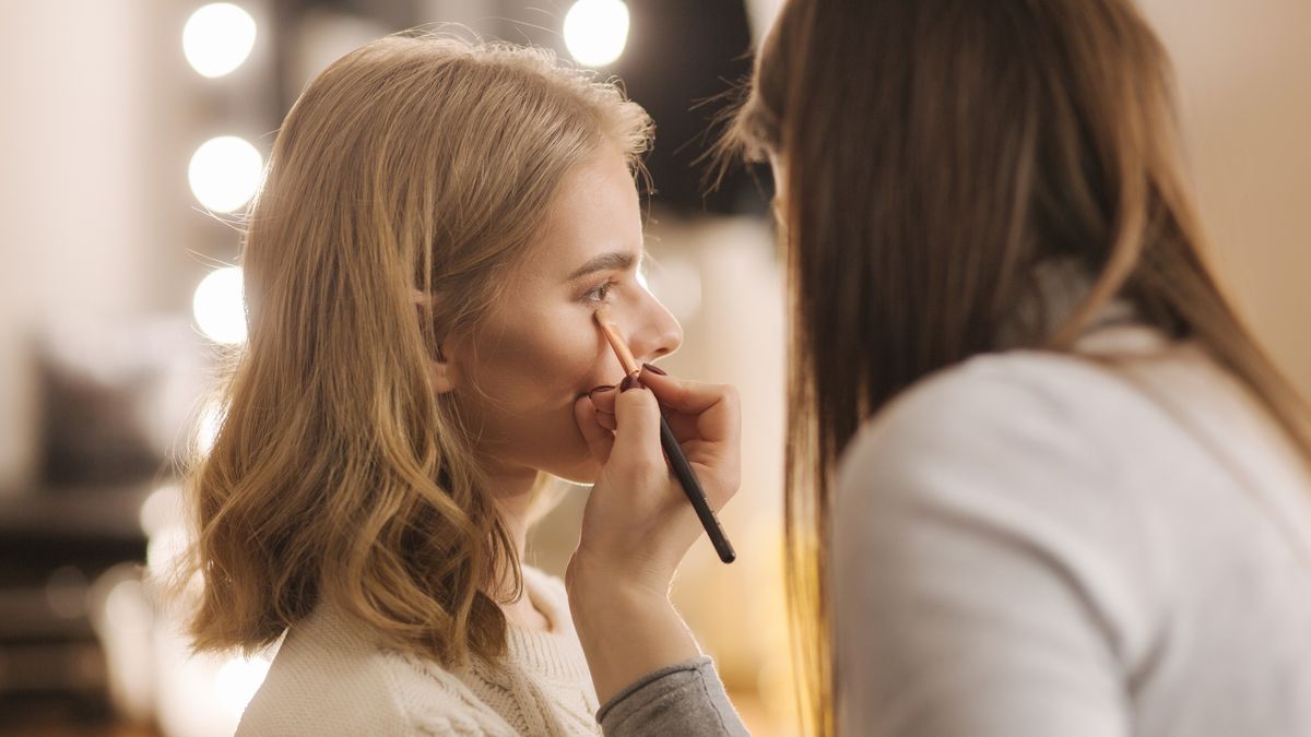 rossmann makijażystka maluje modelkę