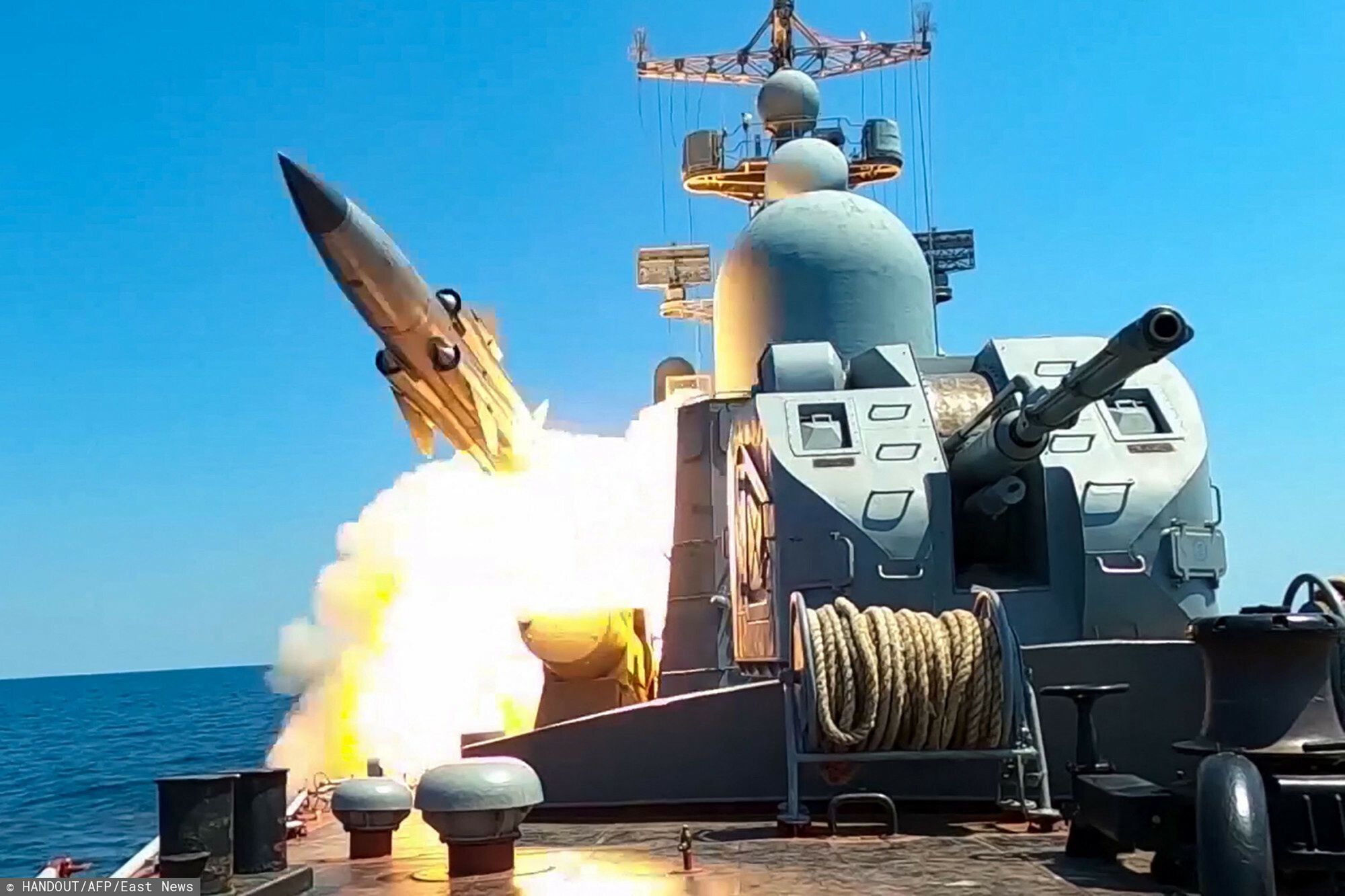 ?wiczenia rosyjskiej Floty Czarnomorskiej
This grab taken from a handout footage released by the Russian Defence Ministry on July 21, 2023 shows a Russian Black Sea Fleet warship firing a cruise missile during drills in the Black Sea. (Photo by Handout / Russian Defence Ministry / AFP) / RESTRICTED TO EDITORIAL USE - MANDATORY CREDIT "AFP PHOTO / Russian Defence Ministry / handout" - NO MARKETING NO ADVERTISING CAMPAIGNS - DISTRIBUTED AS A SERVICE TO CLIENTS
HANDOUT