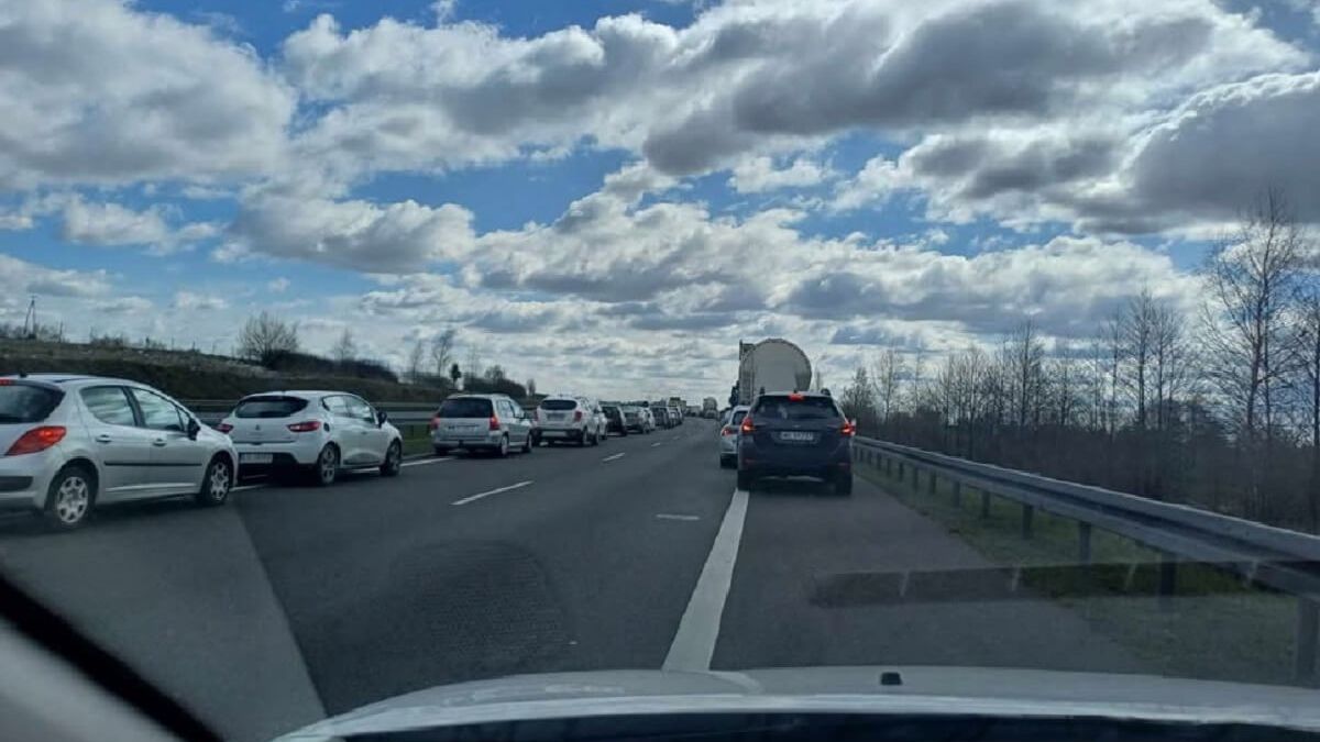 Paraliż na trasie S12. Pożar samochodu