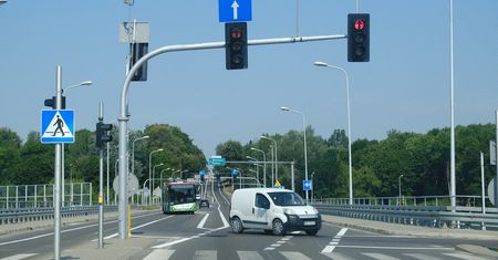 Zabrali kierowcom, by dać rowerzystom. Duże zmiany w organizacji ruchu na al. Warszawskiej [ZDJĘCIA]