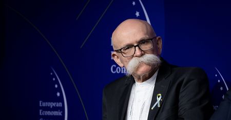 Kieruje miliardowym majątkiem bez komputera. "Drukują mi mejle"