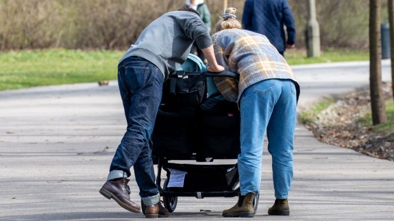 Bartłomiej Topa na spacerze z partnerką i córkami bliźniaczkami