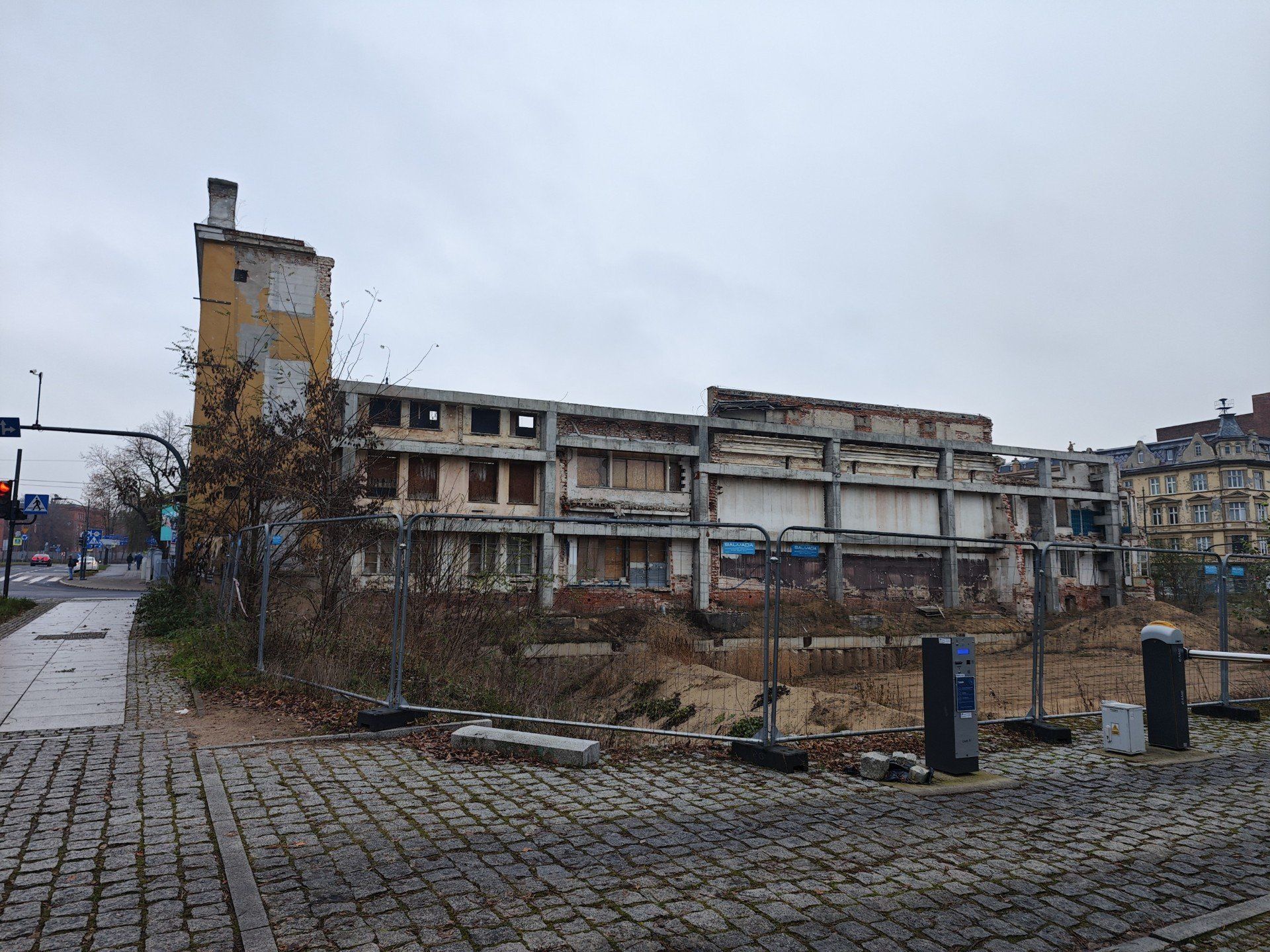 Przy ul. Warszawskiej, po dawnym kinoteatrze &#34;Grunwald&#34; powstanie nowa siedziba Teatru Muzycznego w Toruniu. Chętni ją zaprojektować zgłosili się z całego kraju, a nawet z Londynu. Szczegóły: w tekście.
